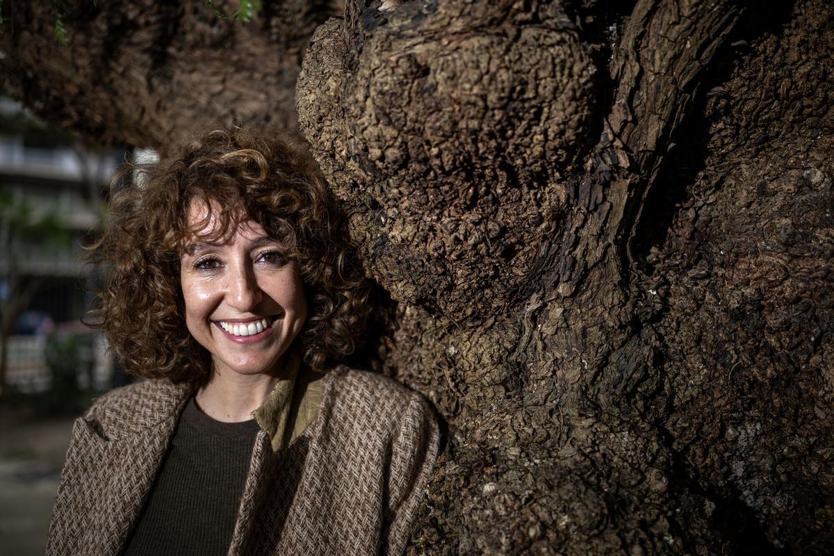 Agnès Marquès, ganadora del premi Ramón Llull, fotografiada en los jardines del Turó Park
