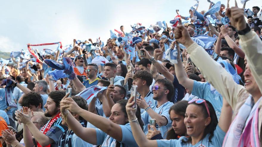 Aficionados celestes, en el último partido
en Balaídos contra el Rayo Vallecano. | Alba Villar