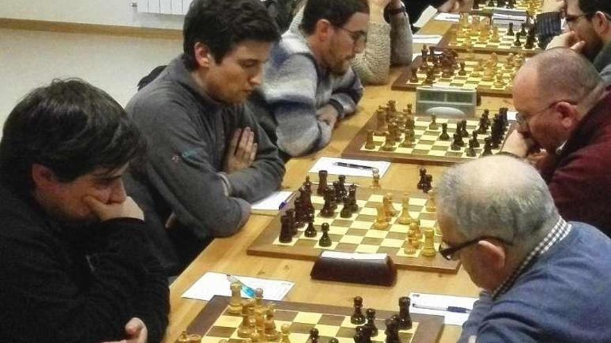 Los jugadores del Xadrez Ourense (i.), en Santiago. // FdV