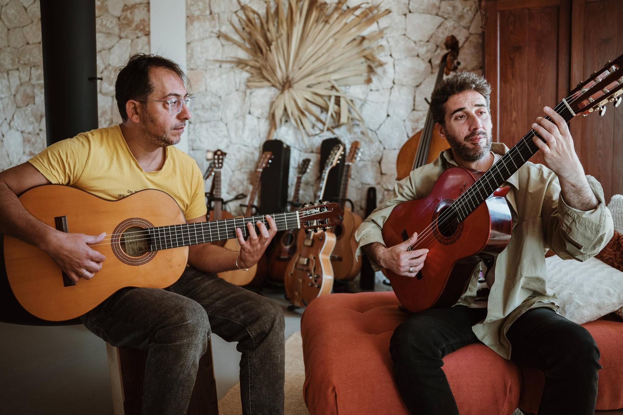 Antonio Sánchez junto al también guitarrista Manuel Cazas