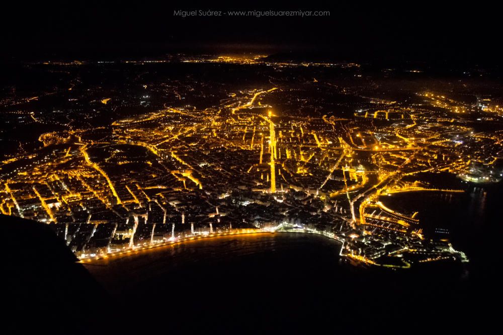 Gijón desde el cielo de noche