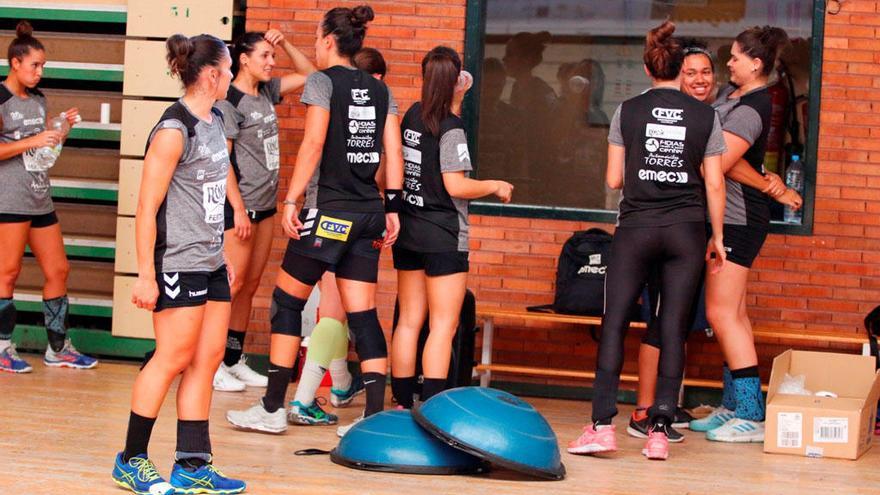 Las jugadoras del Rincón Fertilidad se toman un pequeño descanso durante un entrenamiento de pretemporada en Carranque.