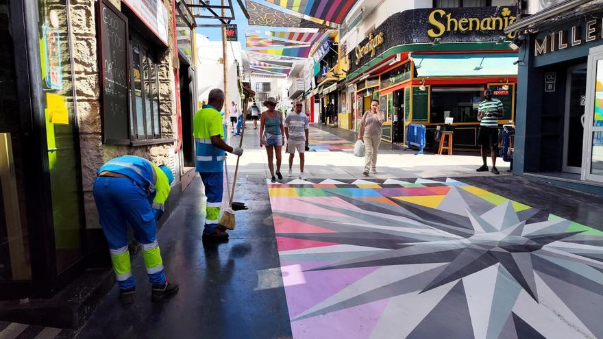 Preparativos para la inauguración del mural de Okuda en Sant Antoni