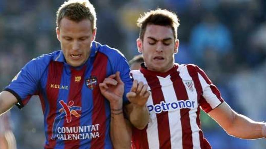 Lell, a la izquierda, en un partido ante el Athletic.