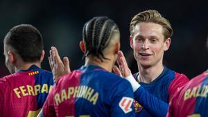 Ferran Torres, Raphinha y Balde tras el 1-0 marcado por Frenkie de Jong al Valencia en Montjuïc.