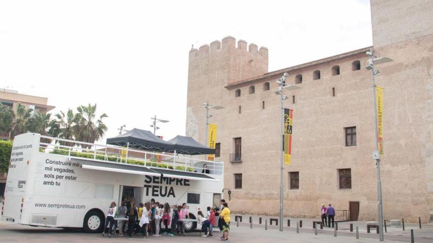 El &quot;bus de la llengua&quot; para en Alaquàs