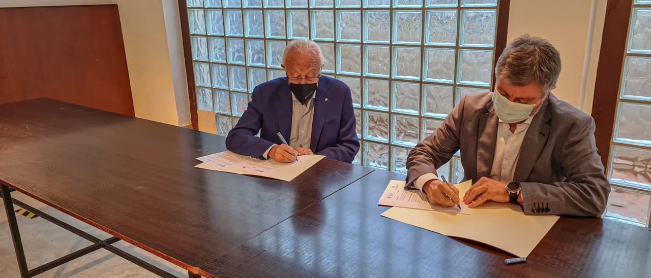 Presidente ejecutivo del Patronato, Francisco Borja, firmando el convenio con Enrique Baeza, representante del hospital IMED Elche