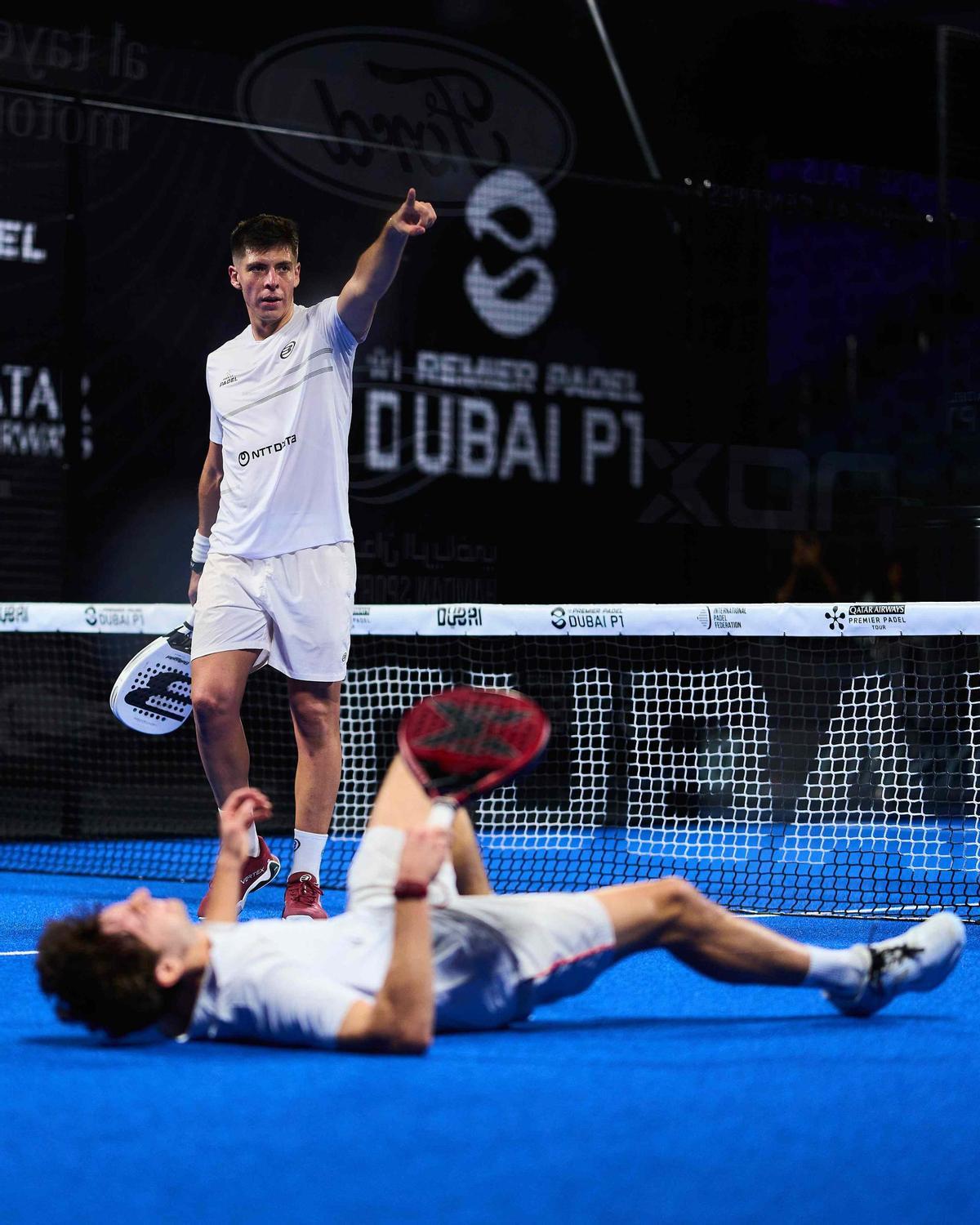 Tello and Alonso celebrate the victory in Dubai