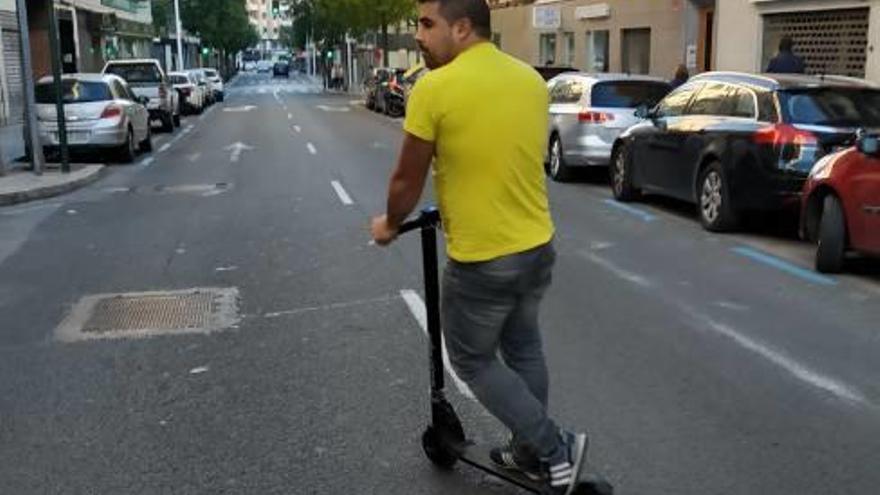 Un patinete por Elche.