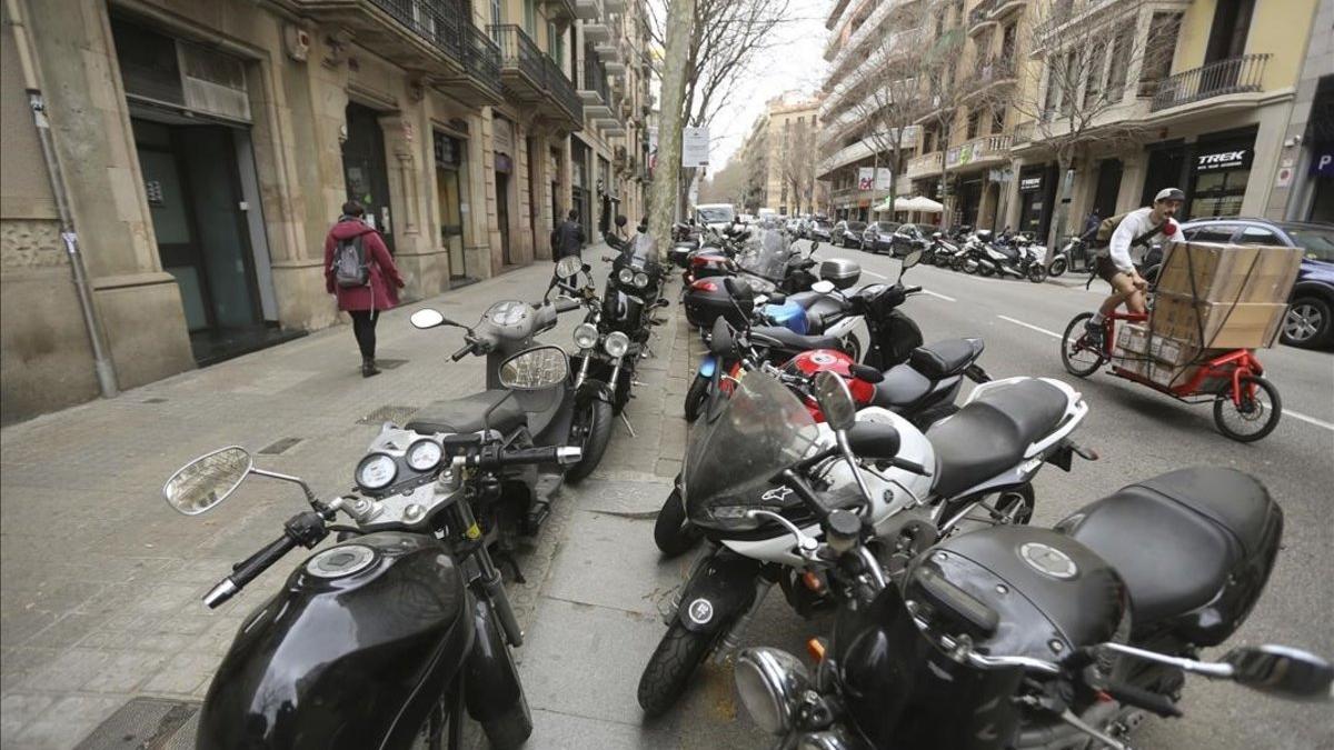 Motos en una calle de Barcelona