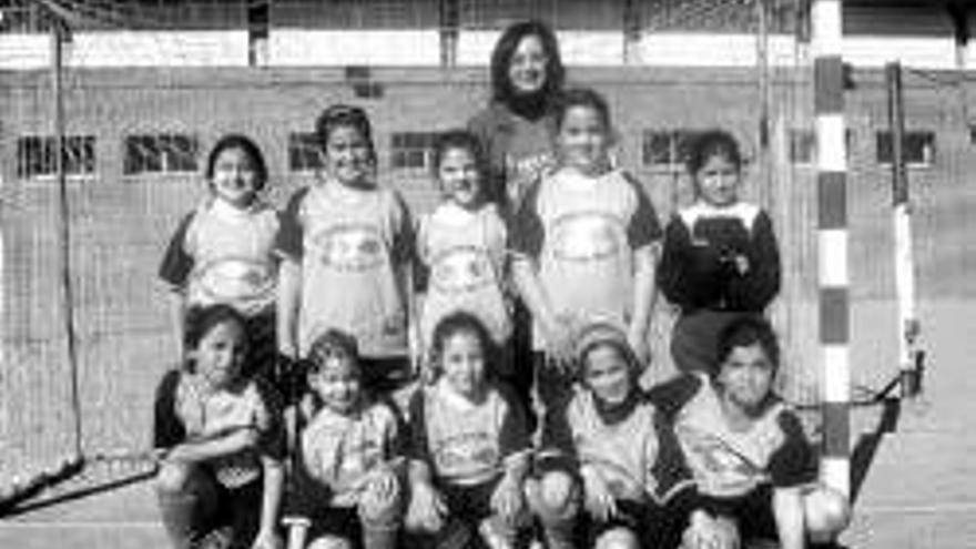 Las niñas del equipo benjamín de fútbol sala de Oliva de Mérida