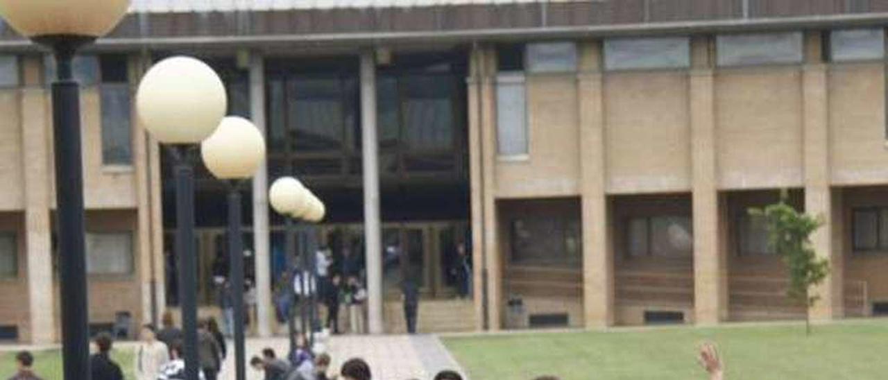 Estudiantes en el campus gijonés.