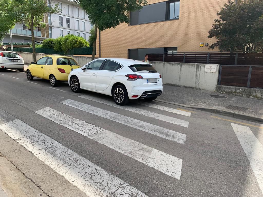 Cotxes mal aparcats a Montilivi