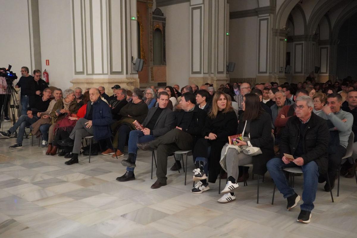 Asistentes a la presentación del calendario solidario de Xàtiva.