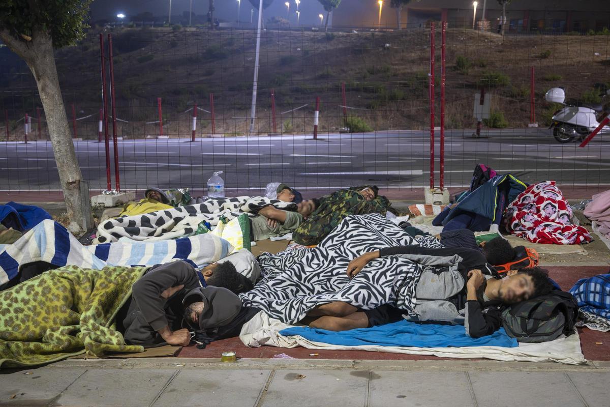 Decenas de migrantes siguen durmiendo en los alrededores de Loma Colmenar (Ceuta) Decenas de migrantes siguen durmiendo en los alrededores de Loma Colmenar (Ceuta)
