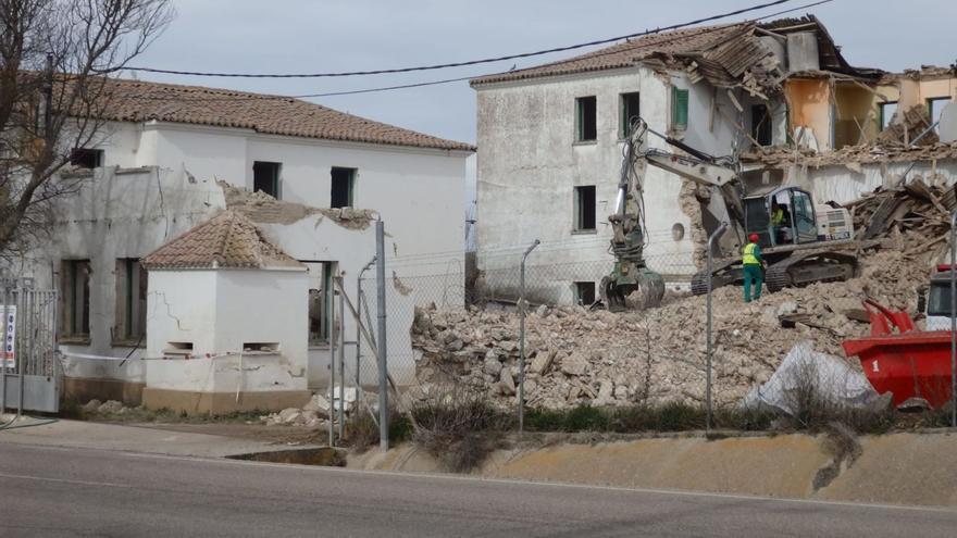 Comienza el derribo del cuartel de la Guardia Civil de Fuentesaúco