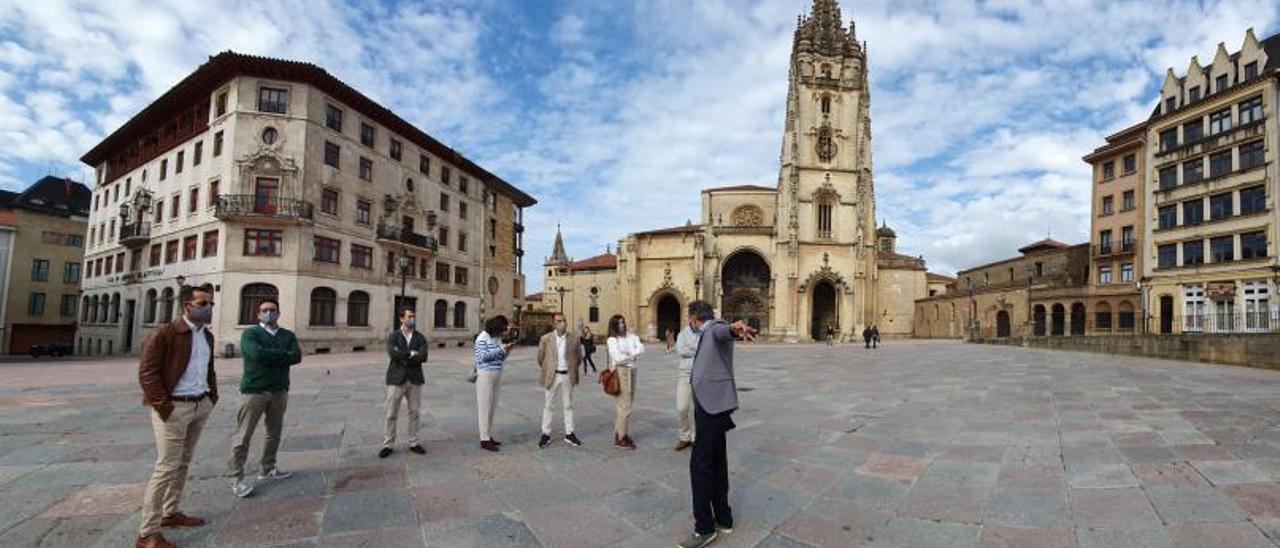 Estévez, con un grupo en la plaza de la Catedral. 