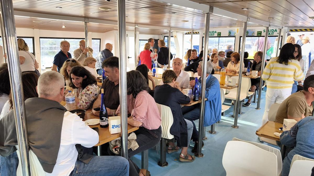 Participantes en la peregrinación marítimo-fluvial.