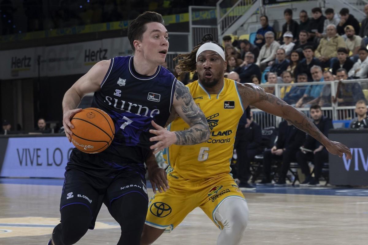 Albicy intenta defender a Jaworski durante el encuentro de ayer ante el Bilbao en el Arena.