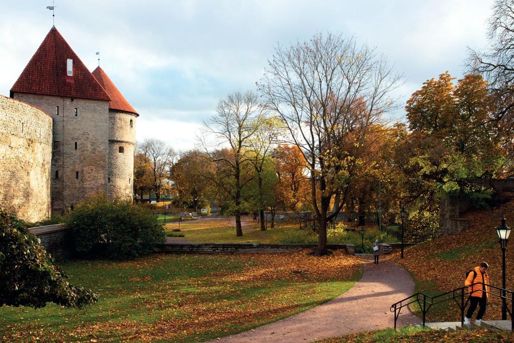 Torres y muralla medieval en Lindamäe Park, en Toompea