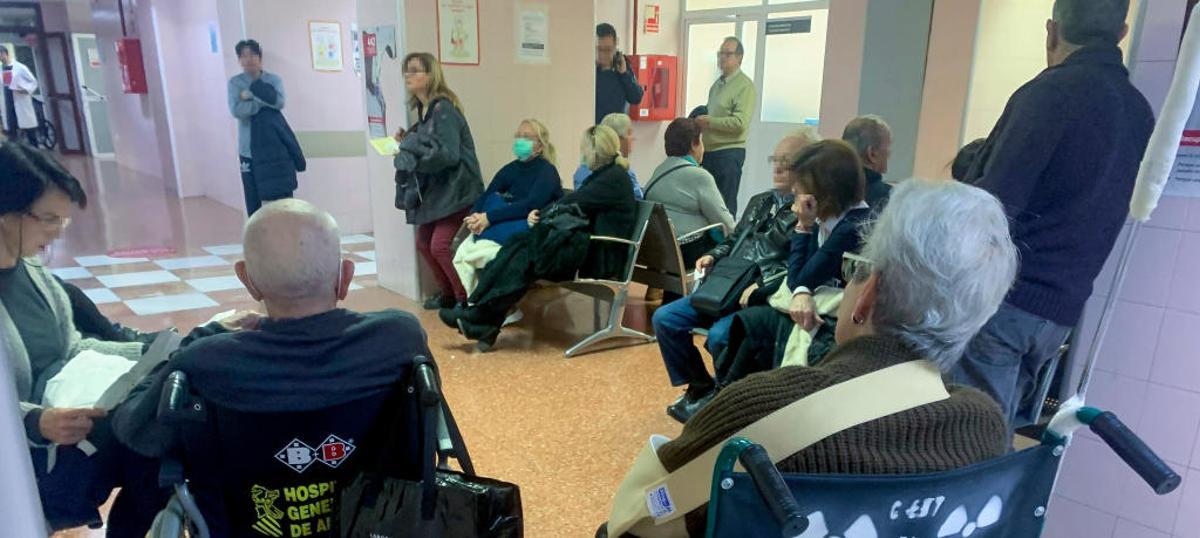 Sanidad obliga a hacer guardias a médicos con más de 55 años por la falta de especialistas