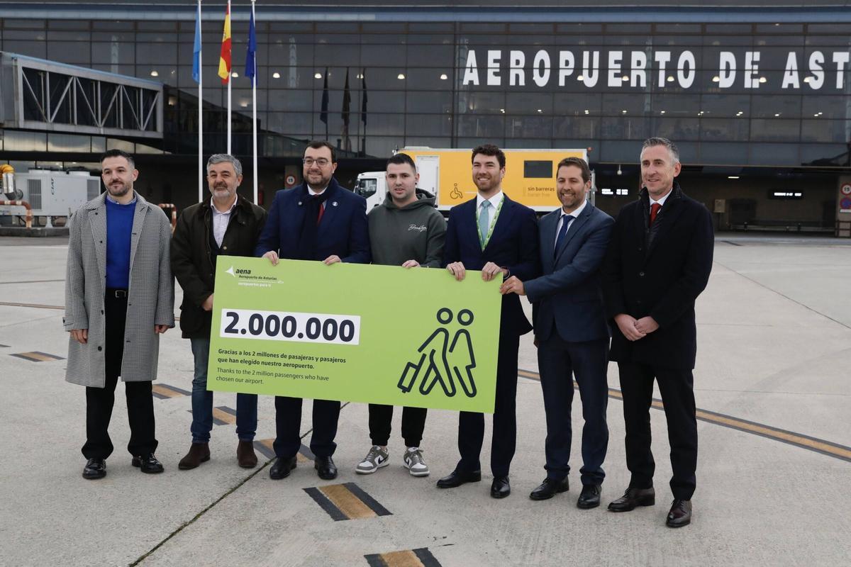 Así fue el recibimiento del pasajero dos millones en el aeropuerto de Asturias.