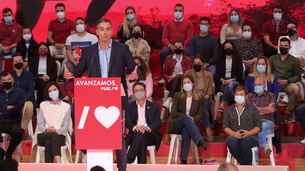 Pedro Sánchez: "Aquellos que pontifican recortes son los que aparecen en los Papeles de Pandora"