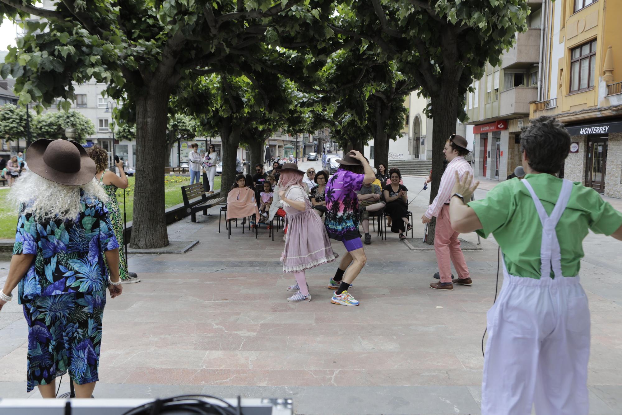 EN IMÁGENES: Espectáculo teatral en las calles de Pola de Lena