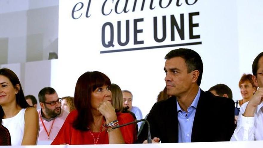 El PSOE intenta evitar el incendio interno por el fichaje de Irene Lozano