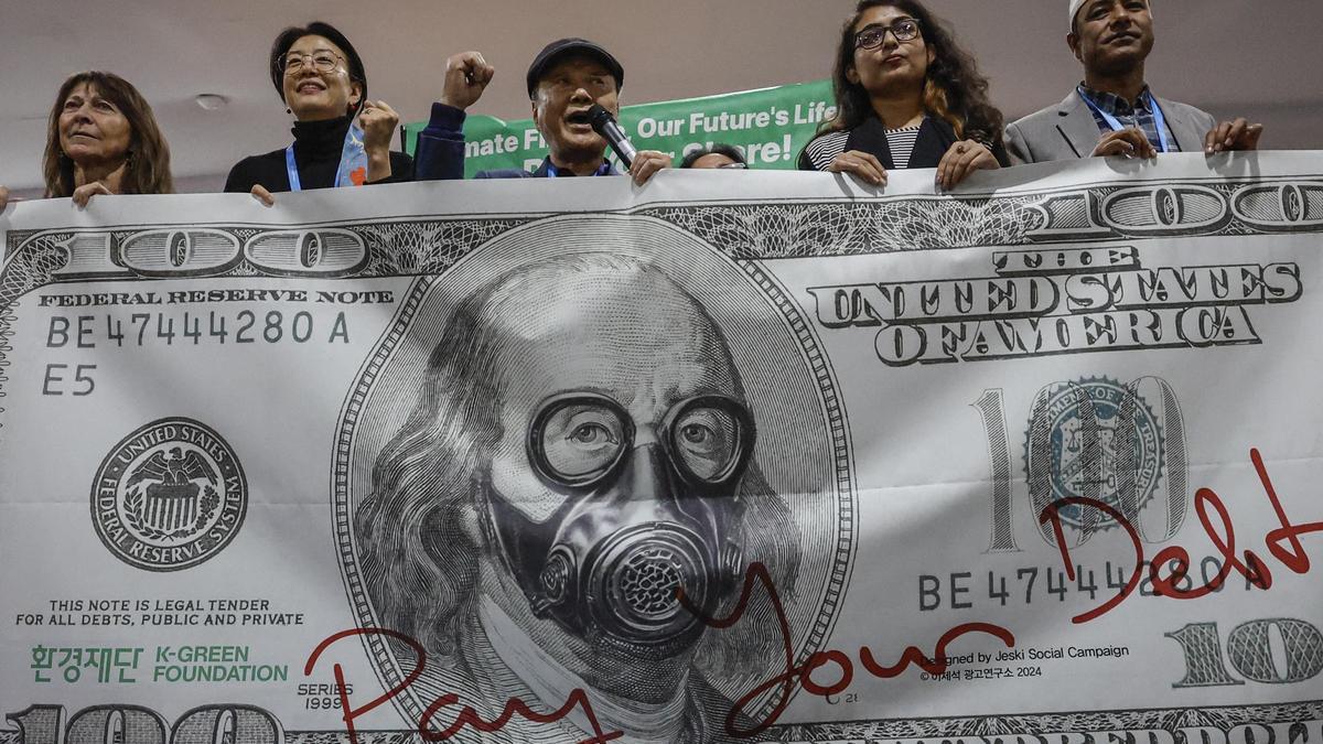 Activistas en la cumbre de Bakú reclaman que las grandes fortunas aporten más fondos a la causa climática.(Bakú, 2024)