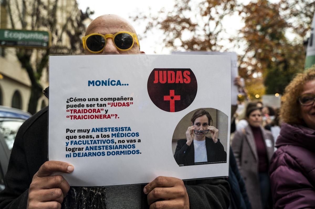 Un médico con un cartel contra la ministra, en la una de las manifestaciones celebradas en Cáceres.
