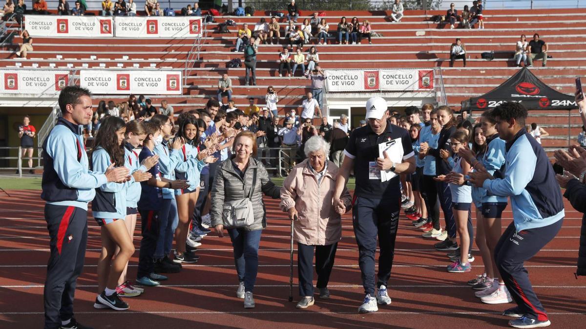 La viuda e hija de Alfonso Posada salen a la pista por el pasillo de los atletas del Celta. // Ricardo Grobas