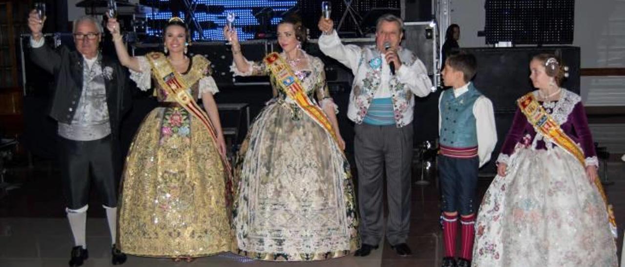 Sants Patrons reúne a sus falleras mayores para conmemorar                    el 50º aniversario