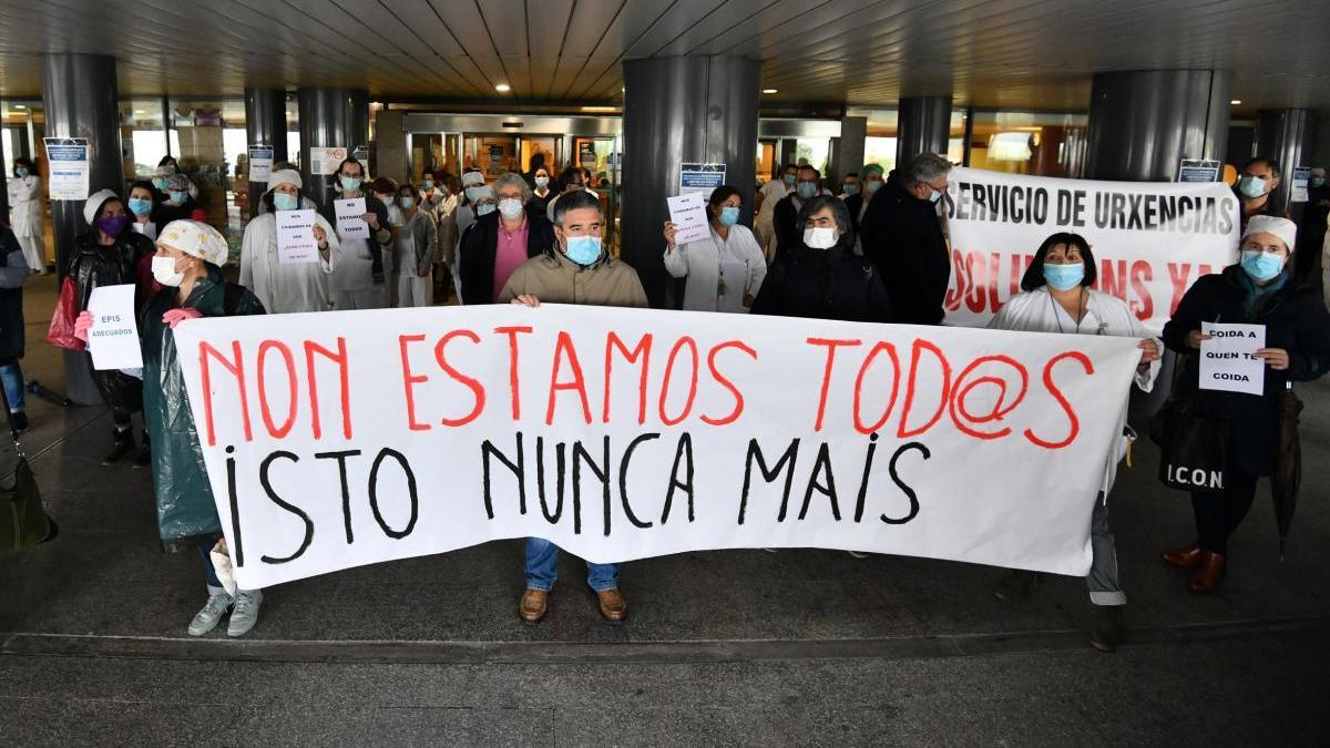 Protesta de los sanitarios en Montecelo contra la precariedad. // G. Santos