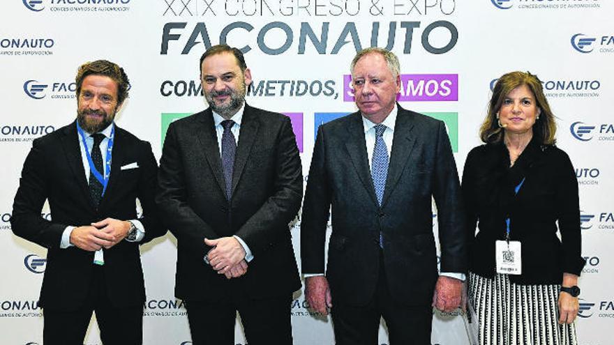 El presidente de Faconauto, Gerardo Pérez (izquierda), seguido, ayer, por el ministro de Movilidad, José Luis Ábalos.