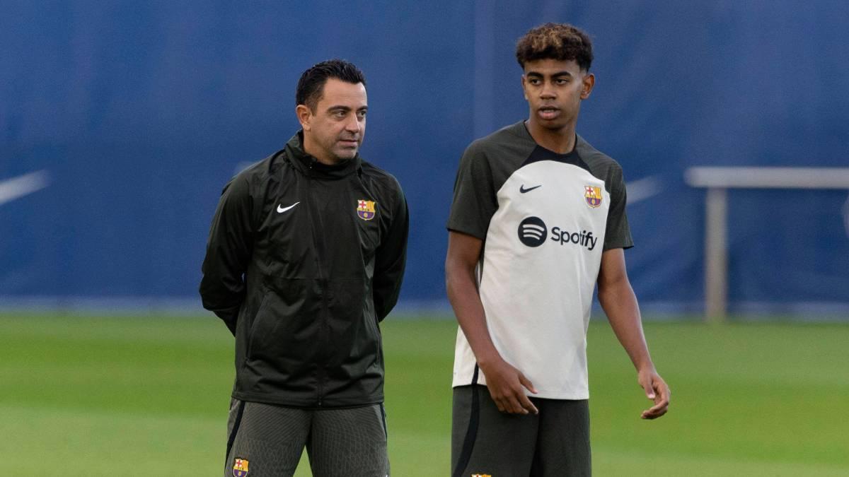 Lamine y Xavi, durante un entrenamiento del Barça