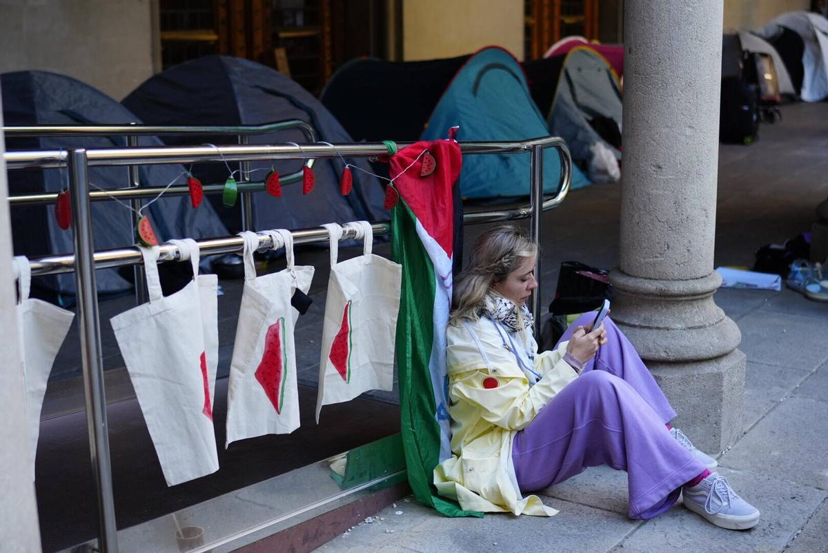 Acampada en apoyo a Palestina en la UB del Raval