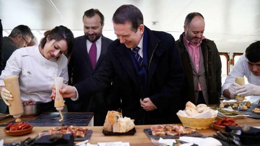 El autocar del Cocido se detiene en Vigo  |  El autocar que promociona la Feira do Cocido recalcó ayer en Vigo. En la calle Urzáiz los cocineros Alberto González y Conchi Peiteado elaboraron pinchos con este plato, que también degustaron los mandatarios vigués (Abel Caballero) y lalinense, Rafael Cuiña. El alcalde de Lalín agradeció a Caballero las facilidades dadas, incluso proponiendo que el autocar fuese a una de las zonas más emblemáticas de la ciudad. &quot;Se portó muy bien con Lalín y es algo que quiero agradecerle&quot;, resaltó. Al acto acudieron ediles del gobierno vigués y el teniente de alcalde de Lalín, Nicolás González Casares.