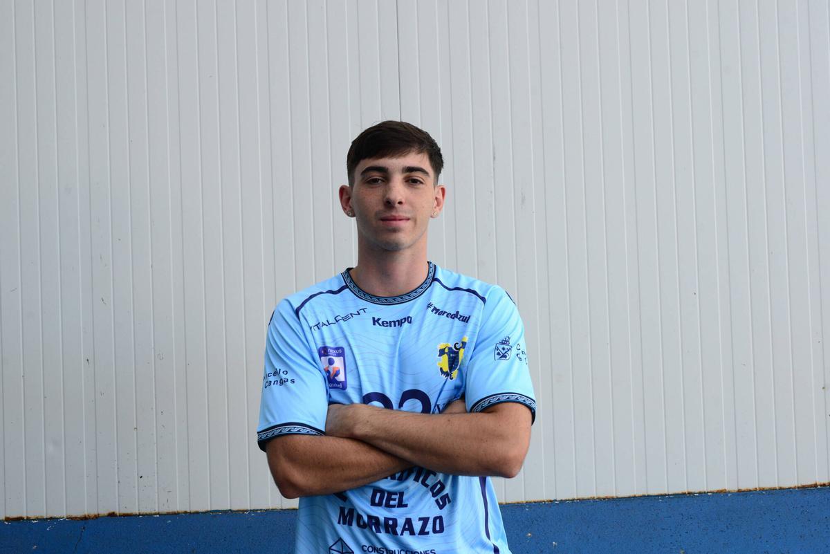 Hugo Vila. Extremo derecho. Edad: 20 años. Altura: 1,80 metros. Peso: 75 kilos Hugo Vila. Extremo derecho. Edad: 20 años. Altura: 1,80 metros. Peso: 75 kilos