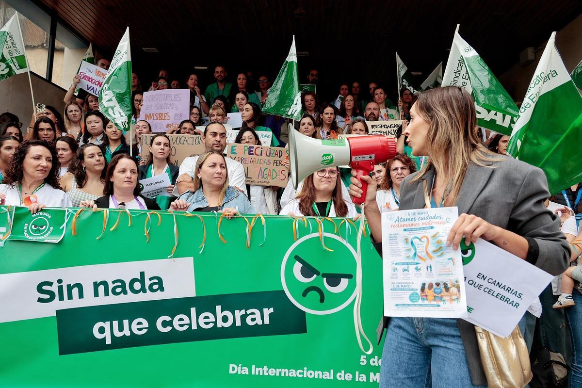Concentración de matronas en el Hospital La Candelaria bajo el lema 'Nada que celebrar' Concentración de matronas en el Hospital La Candelaria bajo el lema 'Nada que celebrar'