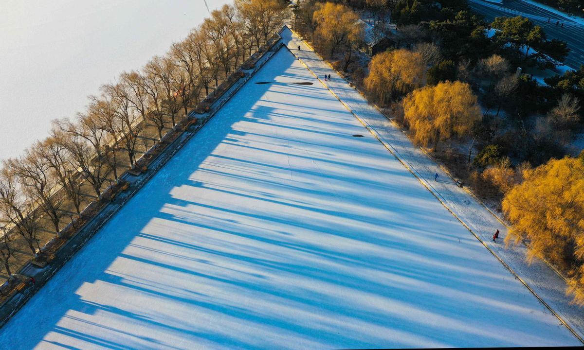 Baños bajo cero en un lago helado de Shenyang (China)