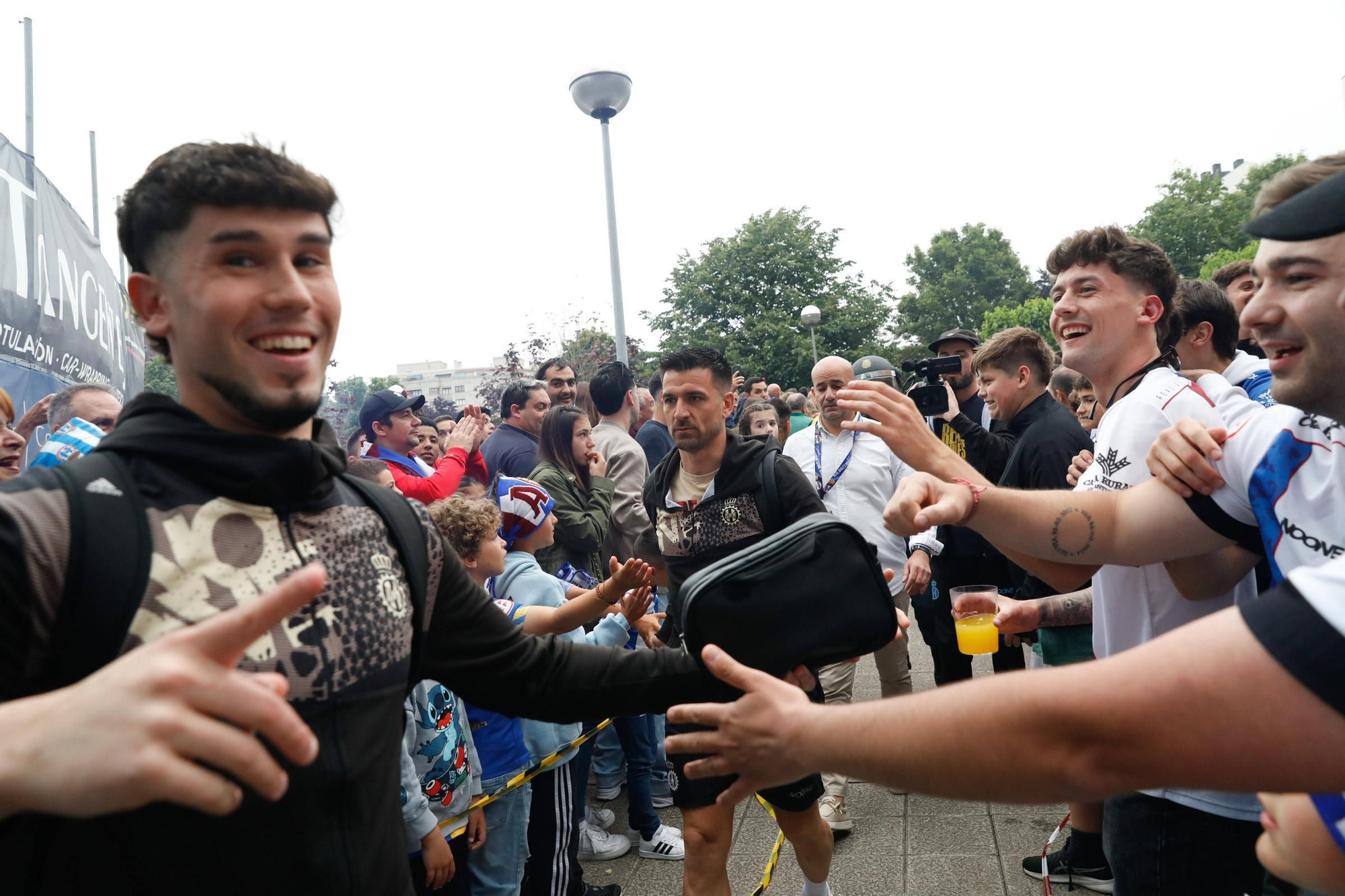 EN IMÁGENES: La afición del Avilés calienta motores antes del partido del posible ascenso