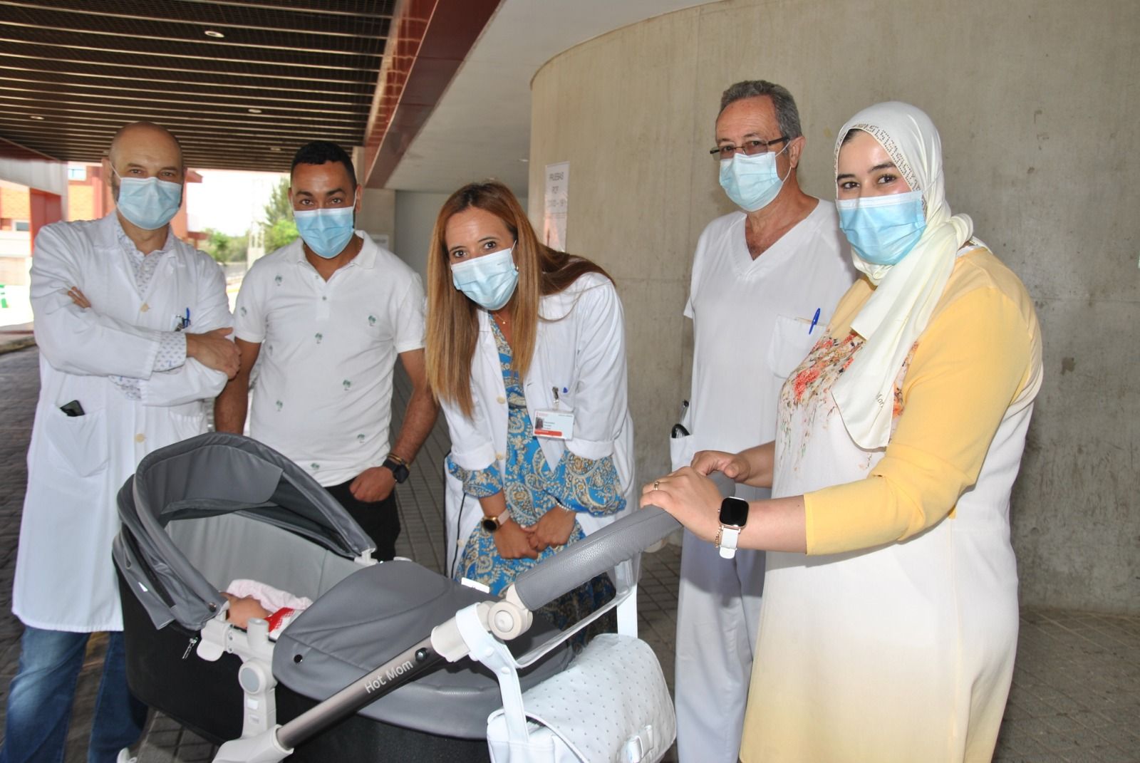 Fátima, con algunos de los sanitarios que salvaron su vida en el Hospital Comarcal de Vinaròs, y con su marido Imad (segundo por la izqda.).