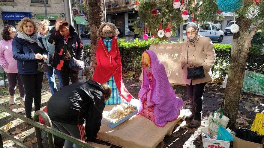 Los vecinos de Tres Cruces montan un belén y árbol de Navidad