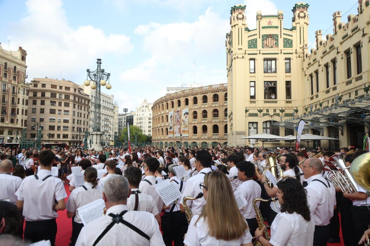Un momento de la jornada, con dos edificios emblemáticos al fondo como la plaza de toros y la Estación del Norte.