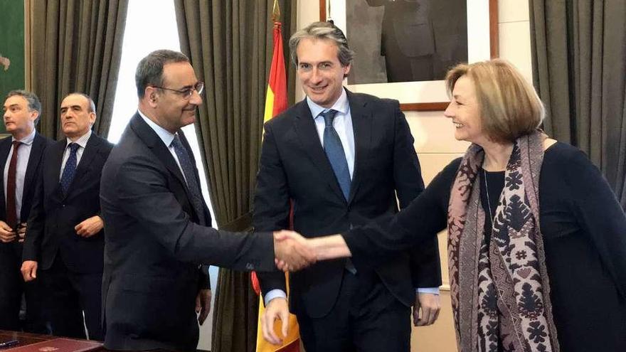 Fernando Lastra, Íñigo de la Serna y Mariví Monteserín, ayer, en Madrid, durante la firma de los protocolos.