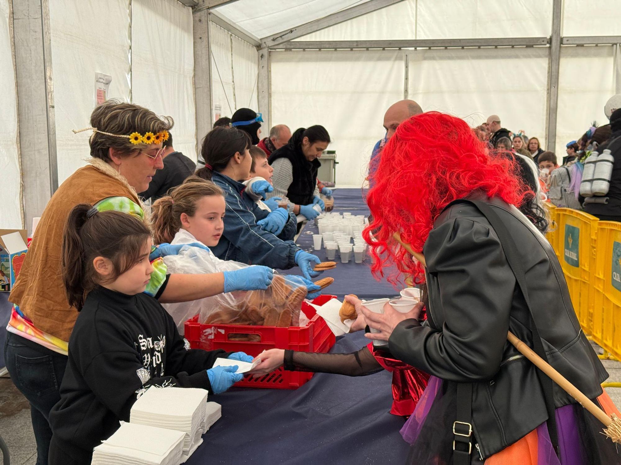 Lugones despide con desfile, música y chocolatada su carnaval
