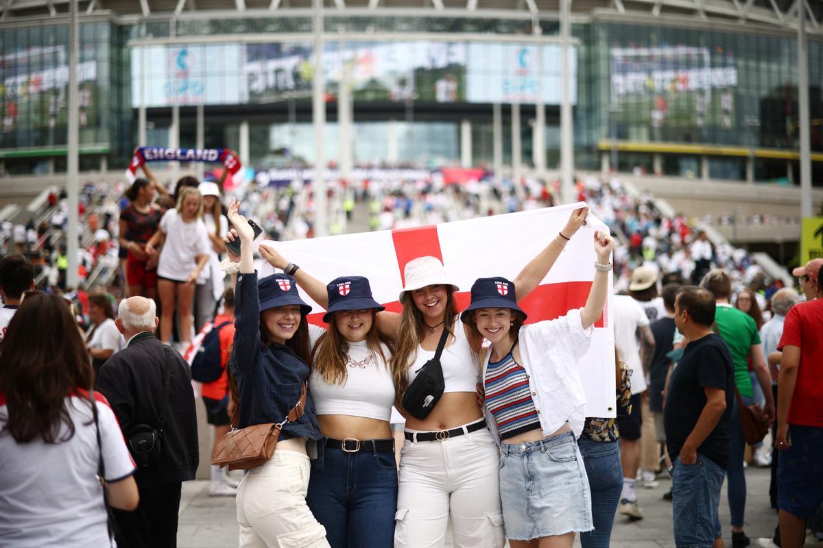 Aficionados ingleses en Boxpark Wembley durante el partido