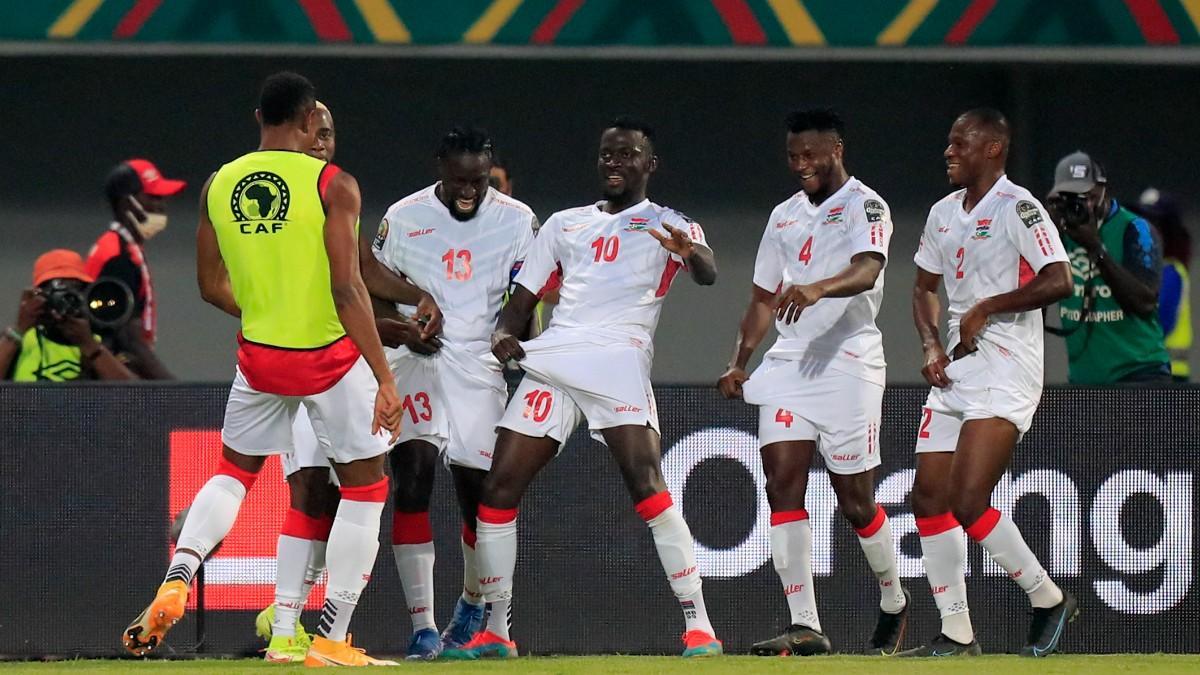 Los jugadores de Gambia celebran el gol de Barrow ante Guinea que valió el pase a cuartos