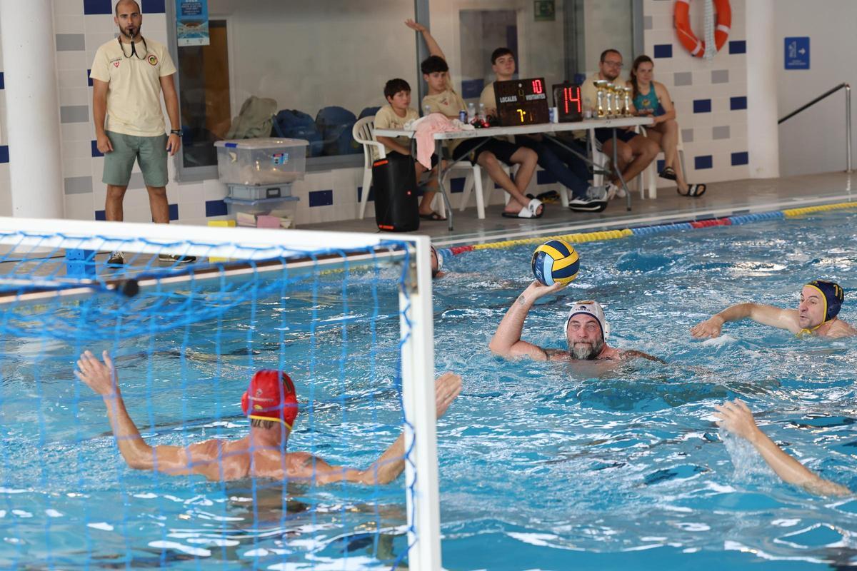 Imágenes del 20 aniversario del Club Waterpolo en la piscina de Sant Josep Imágenes del 20 aniversario del Club Waterpolo en la piscina de Sant Josep